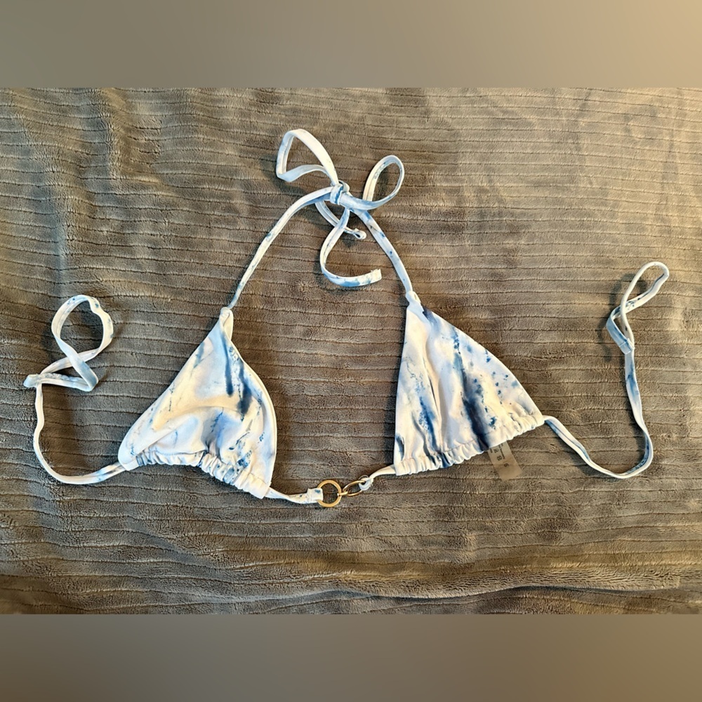BLUE AND WHITE TRIANGLE BIKINI TOP WITH GOLD CENTER DETAIL